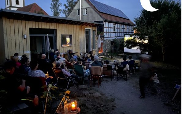 Publikum beim Open-Air-Kino auf dem Hof in Krautostheim